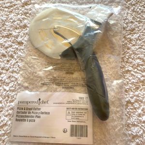 New in Plastic Pampered Chef Pizza Wheel with Crust Cutter